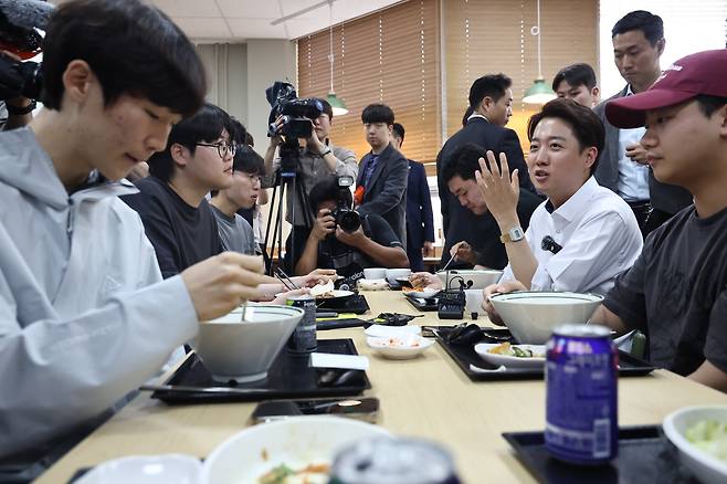 개혁신당 이준석 대선 후보가 22일 '학식먹자 이준석' 행사가 열린 인천 미추홀구 인하대학교에서 학생들과 점심을 먹으며 대화를 나누고 있다. /연합뉴스
