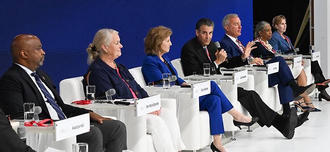 21일 서울 중구 신라호텔에서 아시안리더십콘퍼런스가 열렸다. 2024 미 대선 이후 트럼프 2.0 시대 섹션이 진행되고 있다. 콴자 홀 전 미국 민주당 하원의원, 앤 마리 버클 전 미국 민주당 하원의원, 비키 하츨러 전 미국 공화당 하원의원, 존 사베인스 전 미국 민주당 하원의원, 존 캇코 전 미국 공화당 하원의원, 브렌다 로렌스 전 미국 민주당 하원의원, 미라 리카르텔 전 미국 국가안보회의 부보좌관(왼쪽부터). / 고운호 기자