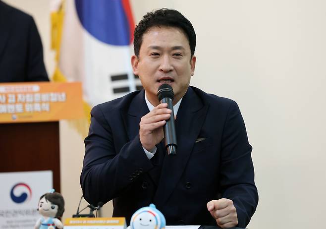 서경석 국민권익위원회 홍보대사 겸 자립준비청년 명예멘토가 지난 3월 31일 서울 종로구 정부서울청사 별관에서 열린 자립준비청년 명예멘토 간담회에서 인사말을 하고 있다. /뉴스1