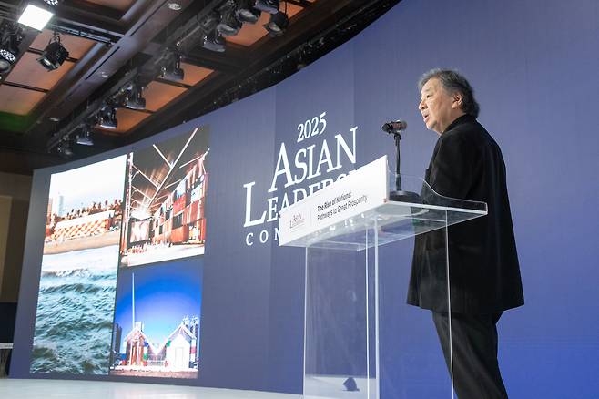 서울 신라호텔에서 21일 열린 제16회 아시안리더십콘퍼런스(ALC)에 참석한 일본 건축 거장 반 시게루. 그는 이날 50분 강연을 통한 지난 건축 여정을 돌아보며 건축가로서 '사회적 책임'을 강조했다. 재난 구호 건축의 선구자인 그는 "내 지식을 소수 특권층뿐 아니라 일반 대중을 위해 나누고 싶다"고 했다. /이태경 기자