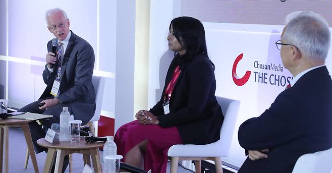 22일 서울 신라호텔에서 열린 제16회 아시안리더십콘퍼런스(ALC) '인구 고령화 시대, 지속가능한 보건과 사회를 위한 로드맵' 세션에서 도널드 브레이디 밴더빌트대 의료센터 부원장이 사회를 보고 있다. 이날 세션에는 사리타 모한티 SCAN 재단 대표와 루크 리 하버드대 의과대 교수가 발표자로 나섰다. 2025.5.22 /박성원 기자