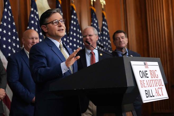 마이크 존슨 하원의장이 22일 의회에서 감세 법안과 관련된 기자회견을 하고 있다. /연합뉴스