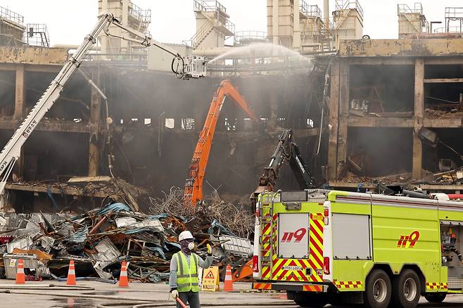 22일 오전 광주 광산구 소촌동 금호타이어 광주공장 화재 현장에서 건물 해체 작업이 이뤄지고 있다. /뉴스1