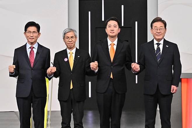 김문수 국민의힘(사진 왼쪽부터 시계방향), 권영국 민주노동당, 이준석 개혁신당, 이재명 더불어민주당 대통령 후보가 지난 18일 서울 마포구 SBS프리즘타워에서 중앙선거방송토론위원회 주관 제21대 대통령선거 후보자 토론회 기념 촬영하고 있다. /뉴스1