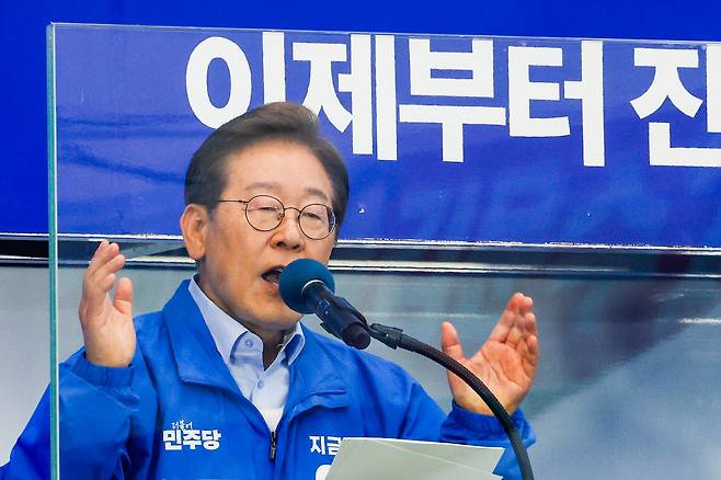 이재명 더불어민주당 대통령 후보가 사흘째 수도권 표심잡기에 나선 21일 오후 자신의 지역구인 인천 계양구 계양역을 찾아 유세하는 가운데 이 후보의 방탄 유리에 김문수 국민의힘 후보 현수막이 반사되어 비치고 있다. /뉴스1