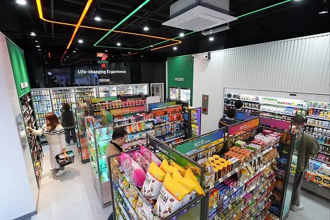세븐일레븐 뉴웨이브 대전둔산점 내부 전경. /세븐일레븐 제공