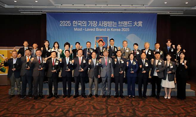 22일 서울 마포구 가든호텔에서 열린 ’2025 한국의 가장 사랑받는 브랜드 대상’ 시상식에서 수상자들이 기념 촬영을 하고 있다. /조선비즈