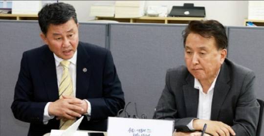 김용수(왼쪽)충북도립대 총장과 김영환 충북도지사. 연합뉴스