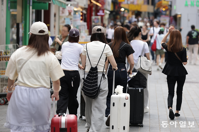 21일 서울 중구 명동 거리에서 외국인 관광객들이 캐리어를 끌고 이동하고 있다. 팬데믹 당시 발길을 끊었던 외국인 관광객들이 다시 한국을 찾으면서 호텔 실적이 개선되고 투자액도 늘고 있다. 박형기 기자 oneshot@donga.com