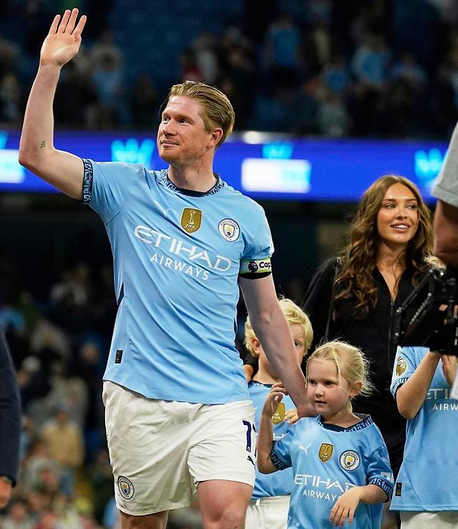 21일 맨시티의 안방구장인 에티하드 스타디움에서 마지막으로 가진 본머스와의 EPL 안방경기를 마친 뒤 가족과 함께 팬들에게 인사하는 더브라위너. 사진 출처 맨체스터=AP 뉴시스