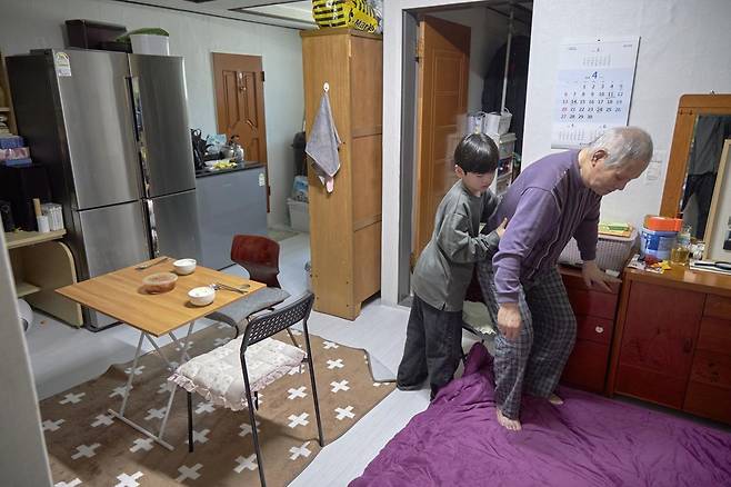 재영 군(대역)이 병세가 악화된 조부를 부축하고 있다. 굿네이버스 제공.