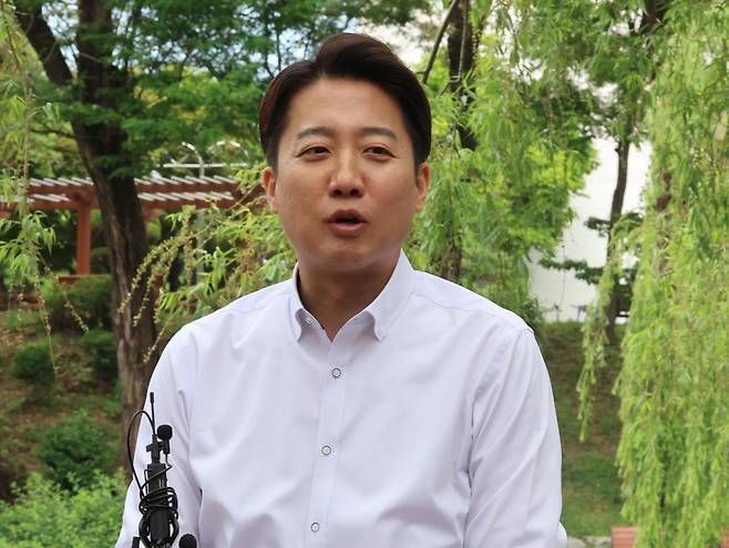 이준석 개혁신당 대선 후보가 22일 ‘학식먹자 이준석’ 캠페인이 열린 인천 미추홀구 인하대학교에서 취재진과 인터뷰를 하고 있다. 2025.05.22. [인천=뉴시스]