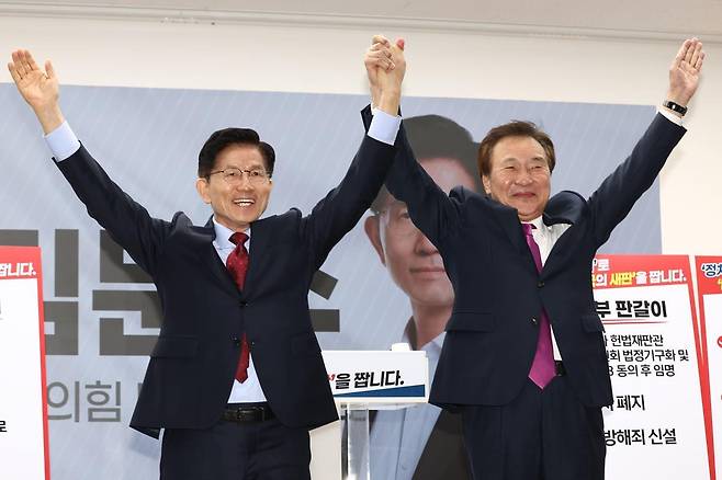 손학규 전 바른미래당 대표(오른쪽)가 22일 오전 서울 여의도 국민의힘 중앙당사에서 김문수 대통령 후보 지지를 선언한 후 함께 손을 맞잡아 들고 있다. 뉴스1