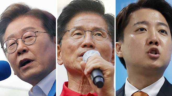 더불어민주당 이재명 후보는 22일 제주 동문로터리 유세에서 “(제주 4·3사건 등) 국가폭력범죄에 대해선 영구적으로 공소시효를 배제하겠다”고 했다(왼쪽 사진). 가운데 사진은 경기 광명에서 유세 중인 국민의힘 김문수 후보 모습. 김 후보는 이날 국회의원 10% 감축 등 정치개혁 공약도 내놨다. 개혁신당 이준석 후보는 국회에서 기자회견을 열고 “끝까지 이준석, 개혁신당 이름으로 승리할 것”이라며 김 후보와의 단일화 가능성에 선을 그었다. 제주=뉴시스·광명=장승윤 tomato99@donga.com·박형기 기자 oneshot@donga.com