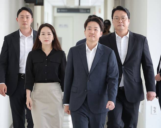 개혁신당 이준석 대선 후보와 천하람 원내대표, 이주영 의원이 21일 경기 성남의료원에서 한호성 원장과 간담회를 위해 이동하고 있다. 연합뉴스 제공