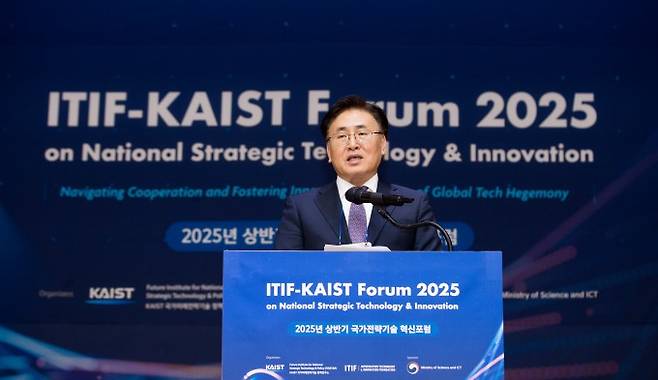유상임 과학기술정보통신부 장관이 22일 대전 유성구 KAIST에서 열린 '국가전략기술 혁신포럼'에서 축사하고 있다. KAIST 제공