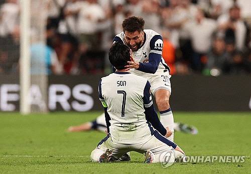 벤탕쿠르와 우승 감격 나누는 손흥민. [로이터=연합뉴스]