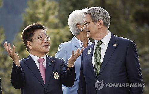 G7회의 계기에 만난 베선트 미 재무장관(우)과 가토 일본 재무상. 밴프(캐나다 앨버타주)AP=연합뉴스