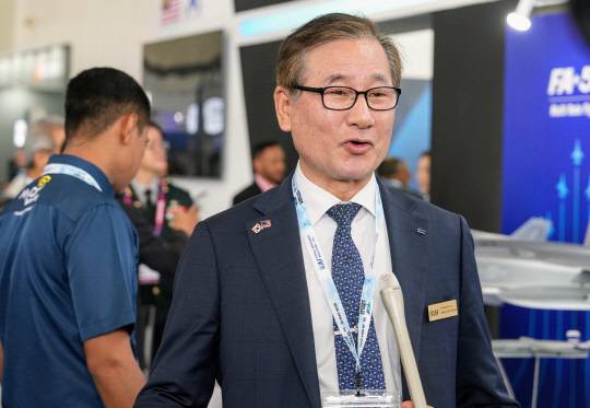 지난 21일(현지시간) 말레이시아 랑카위에서 열린 방산전시회 'LIMA 2025'에서 강구영 한국항공우주산업 사장(KAI)이 국방부 공동취재단과 인터뷰를 하고 있다. [연합뉴스]
