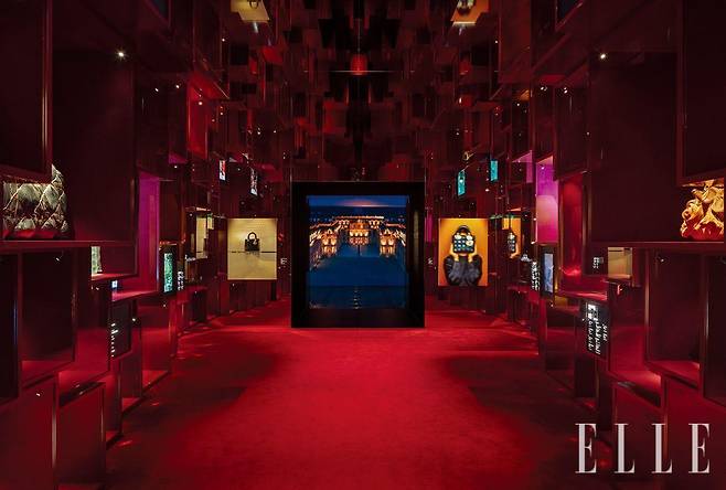 〈크리스챤 디올: 디자이너 오브 드림스〉 전시 공간. 디올 하우스의 역대 크리에이티브 디렉터의 피스들과 레이디 디올 백을 보여주는 공간. © KYUNG SUB SHIN