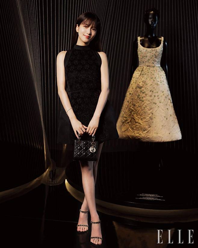 전시장에 초대된 디올 앰배서더 블랙핑크 지수. © PIERRE MOUTON