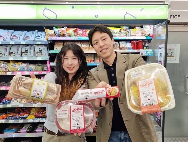 모델이 CU 신규 간편식 브랜드 '테이스티 월드'를 홍보하고 있다.