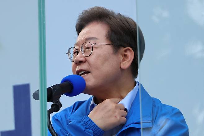 더불어민주당 이재명 대선 후보가 21일 인천광역시 서구 청라동 유세에서 피습 부위를 짚으며 방탄유리 설치 관련 비판에 대해 항변하고 있다. 연합뉴스