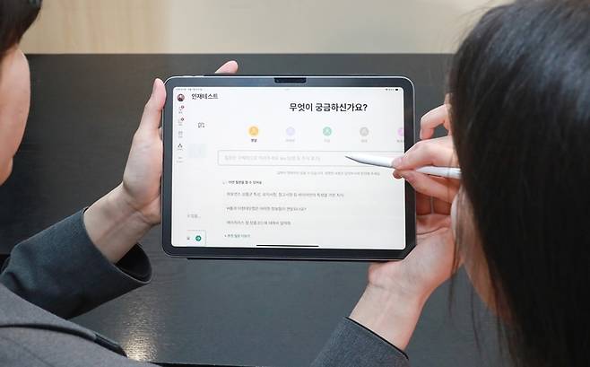 현대백화점 직원들이 1대 1 대화를 통해 업무 노하우와 직무 지식을 배울 수 있는 AI 멘토 시스템을 이용해 보고 있다.