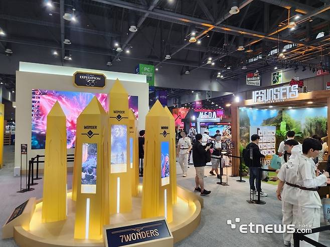 플레이엑스포 2025 스마일게이트 스토브 부스