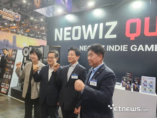 (오른쪽부터) 이기헌 국회 문화체육관광위원회 위원, 배태근 네오위즈 공동대표, 김동연 경기도지사가 22일 플레이엑스포 2025 네오위즈 부스 앞에서 기념촬영했다.