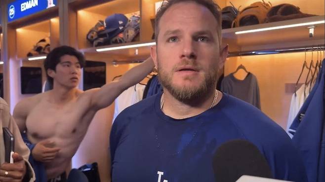 코멧.webp.ren.jpg 다저스) 김혜성+야마모토+윌 스미스 덕 아웃에서 장난