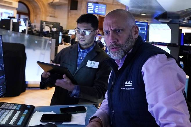 뉴욕 증시가 21일(현지시간) 미국 국채 수익률 급등 충격으로 일제히 하락했다. 이날 '월가 공포지수'는 심리적 저항선인 20을 다시 뚫었다. AP 연합