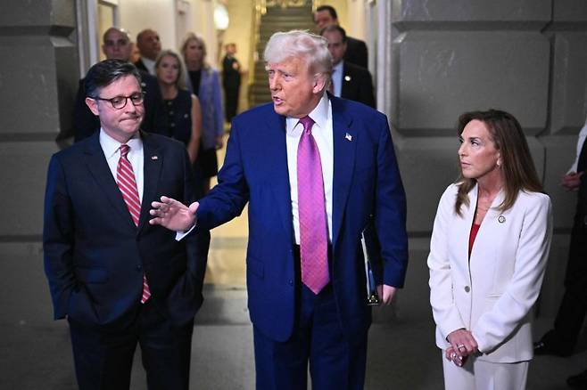 20일(현지시간) 미국 워싱턴DC 국회의사당에서 미국 공화당의 마이크 존슨 하원의장(루이지애나주), 도널드 트럼프 미국 대통령, 공화당 리사 맥케인 하원의원(미시간주·왼쪽부터)이 기자들의 질문에 답하고 있다.AFP연합뉴스