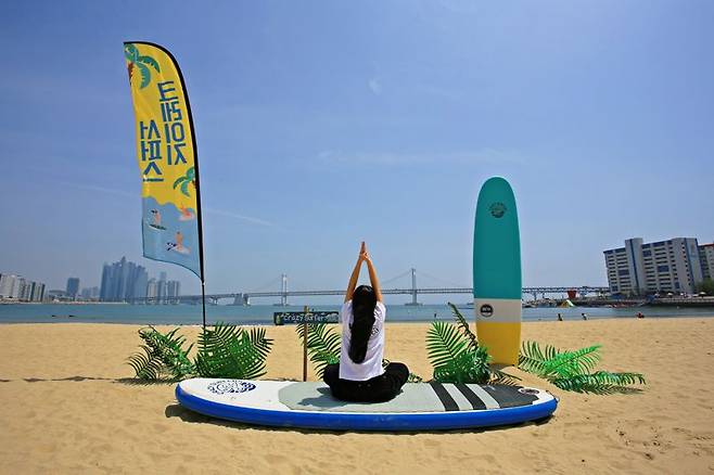 부산 광안리 해수욕장에선 누구나 쉽게 SUP 요가를 배워볼 수 있다. 한국관광공사 제공