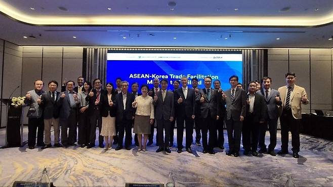 22일 오전(현지시각) 태국 방콕에서 열린 '한-태국 비즈니스 포럼 및 일대일 글로벌공급망 상담회' 참석자들이 기념촬영을 하고 있다. 한국수입협회 제공