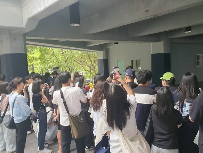 21일 오후 정문 인근 선수 통로에 수십여 명의 야구 팬들이 경기장으로 들어가는 선수들의 모습을 보기 위해 모여있다. 사진=최승한 기자