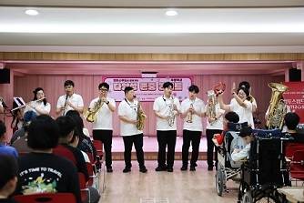 컴투스위드는 주몽학교에서 ‘컴투스위드와 함꼐 하는 다양성 존중 콘서트’를 열었다.