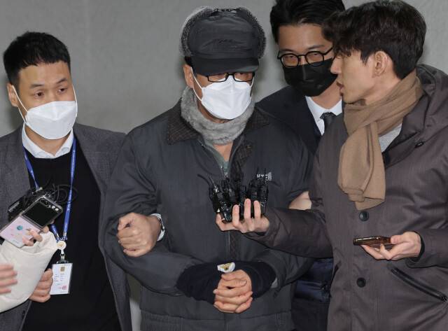 노상원(가운데) 전 정보사령관이 지난해 12월24일 아침 서울 은평구 서울서부경찰서에서 서울중앙지검으로 송치되고 있다. 김영원 기자 forever@hani.co.kr