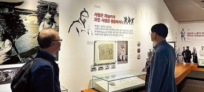 근현대사기념관 상설전시실에서 해설하고 있는 장원석 학예실장(오른쪽)과 신운용 안중근평화연구원 교수.