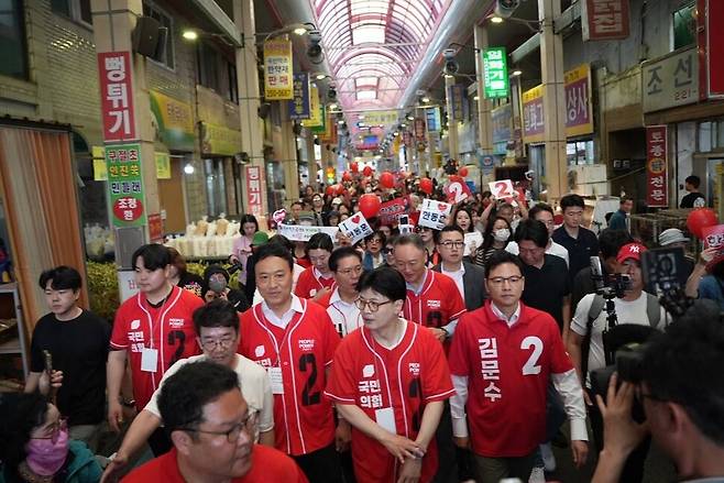 한동훈 전 국민의힘 대표가 22일 충북 청주 육거리시장에서 유세하고 있다. 한 전 대표 쪽 제공