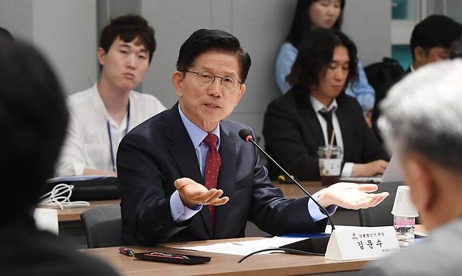 국민의힘 김문수 대선후보가 22일 오후 서울 용산구 대한의사협회에 열린 의협 회장단과 간담회에 참석해 모두발언 하고 있다. 공동취재사진