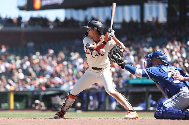 샌프란시스코 자이언츠 이정후가 22일(한국시각) 미국 캘리포니아주 샌프란시스코 오라클파크에서 열린 2025 메이저리그(MLB) 캔자스시티 로열스와 안방 경기 때 9회말 볼넷을 골라내고 있다. 샌프란시스코/EPA 연합뉴스