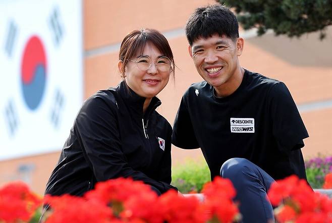 장애인트라이애슬론 선수인 김황태(오른쪽)와 그의 아내 김진희씨. 대한장애인체육회 제공