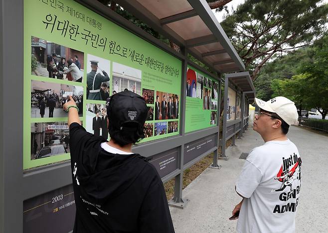 추모객들이 22일 오전 경남 김해시 진영읍 봉하마을에서 고 노무현 전 대통령에 관한 전시물을 둘러보고 있다. 김영원 기자 forever@hani.co.kr