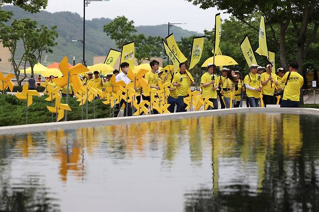 노무현 순례길 9기 참가자들이 22일 오후 경남 김해시 진영읍 봉하마을 고 노무현 전 대통령 묘역을 참배하기 위해 걸어오고 있다. 김영원 기자 forever@hani.co.kr