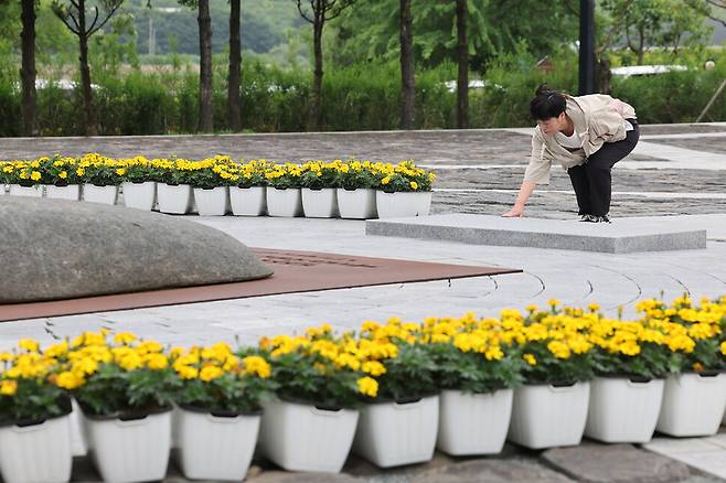 추모객이 22일 오전 경남 김해시 진영읍 봉하마을 고 노무현 전 대통령 묘역을 어루만지고 있다. 김영원 기자 forever@hani.co.kr