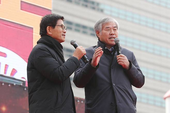 전광훈 사랑제일교회 목사가 2019년 12월25일 서울 종로구 교보문고 앞에서 열린 ‘2019 자유 대한민국 전국 연합 성탄축제\'에서 발언하고 있다. 왼쪽은 김문수 국민의힘 대통령 후보. 연합뉴스