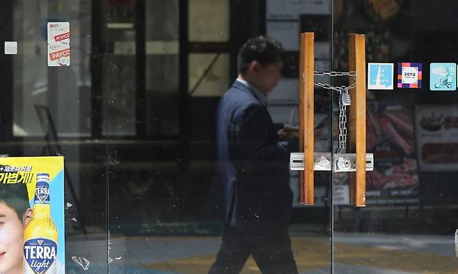 서울 시내 한 폐업한 식당의 문이 굳게 잠겨있다. 연합뉴스