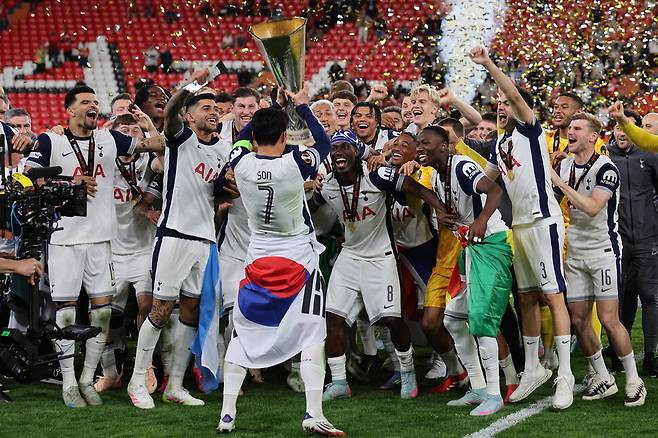 손흥민(토트넘 홋스퍼)이 22일(한국시각) 스페인 빌바오의 산 마메스 경기장에서 열린 2024~2025 유럽축구연맹(UEFA) 유로파리그 결승전에서 맨체스터 유나이티드를 꺾고 우승한 뒤 태극기를 허리에 두르고 동료들과 기뻐하고 있다. 빌바오/EPA 연합뉴스