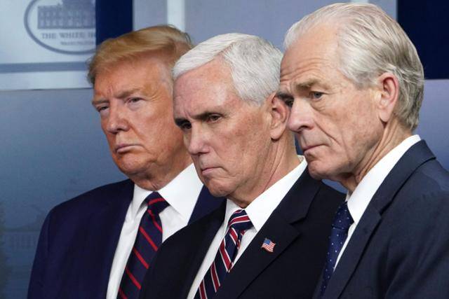 17일 미국 백악관 코로나19 브리핑에 도널드 트럼프(왼쪽) 미국 대통령과 마이크 펜스(가운데) 부통령, 피터 나바로 미국 백악관 무역ㆍ제조업 정책국장이 참석했다. 워싱턴=AFP 연합뉴스